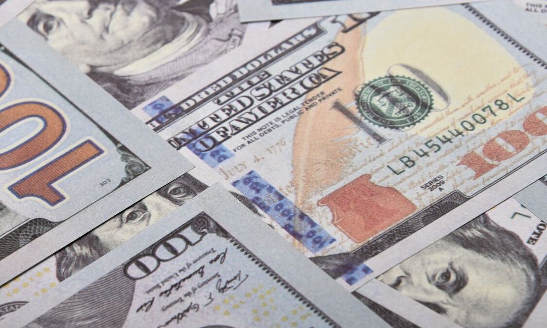 billetes de cien dólares, el salario que reciben los trabajadores