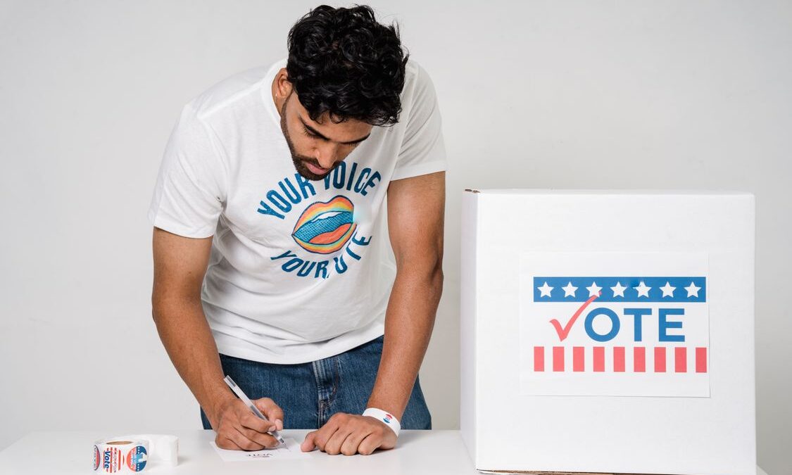votante completando su boleta en un centro de votación