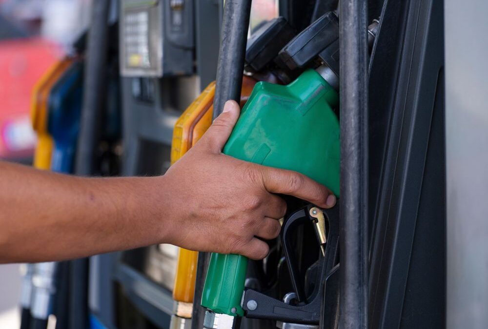 mano surtiendo gasolina en una estación de servicio
