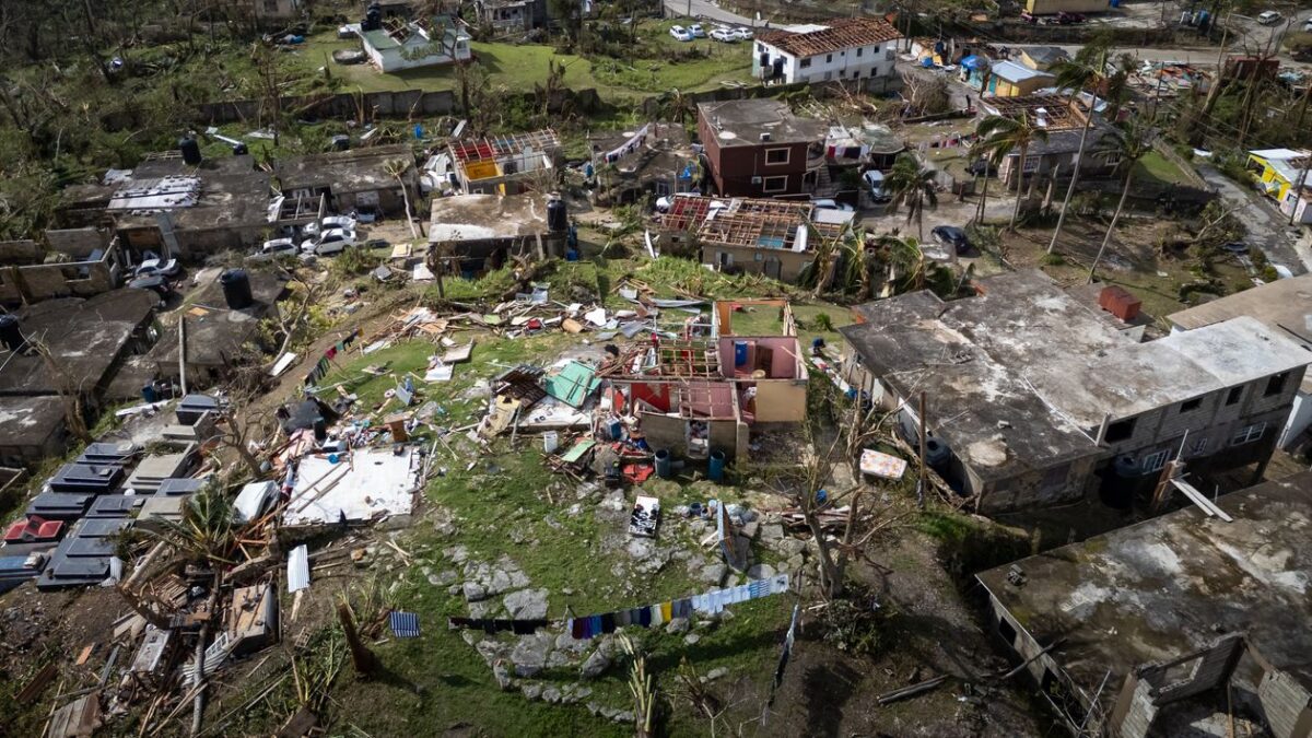 Vista aérea de casas dañadas por un huracán