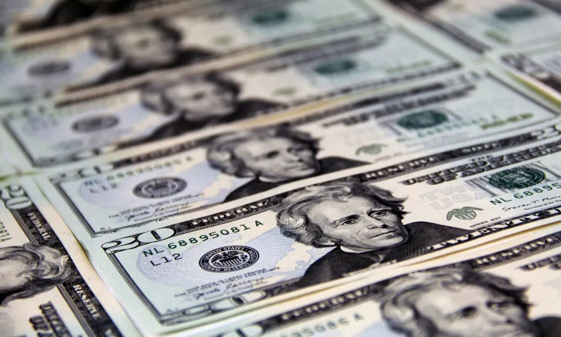 Billetes de 20 dólares de cerca sobre una superficie