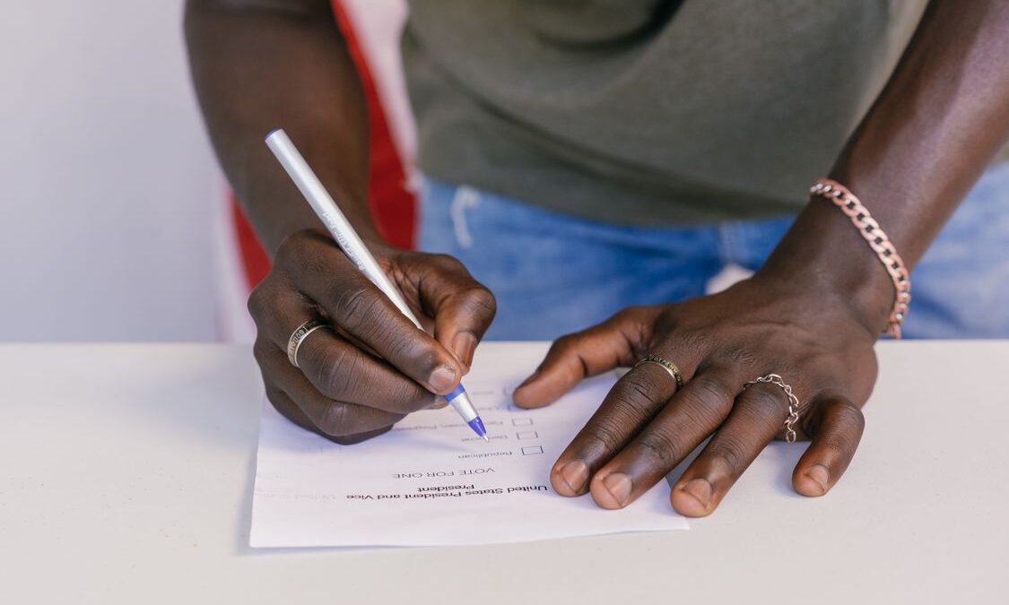 Primer plano de una persona marcando una boleta electoral durante unas elecciones