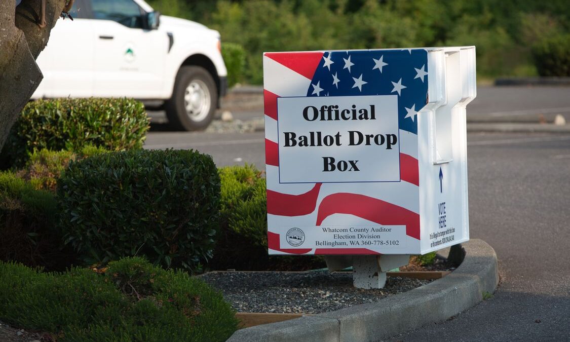 Buzón oficial de boletas electorales en Ferndale, Washington, Estados Unidos
