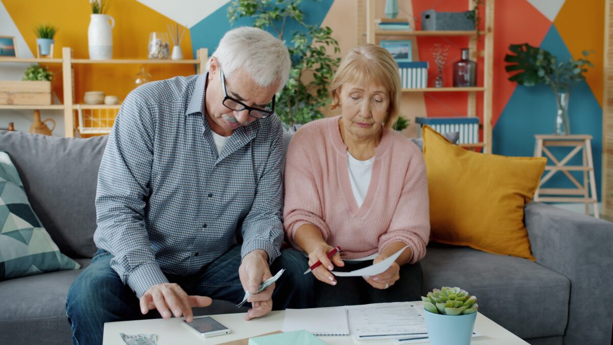 Persona mayor revisando sus finanzas en casa