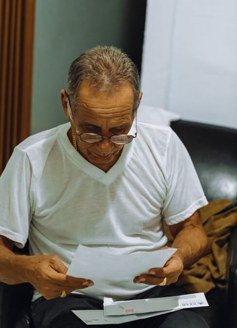 Persona mayor revisando cartas en su casa
