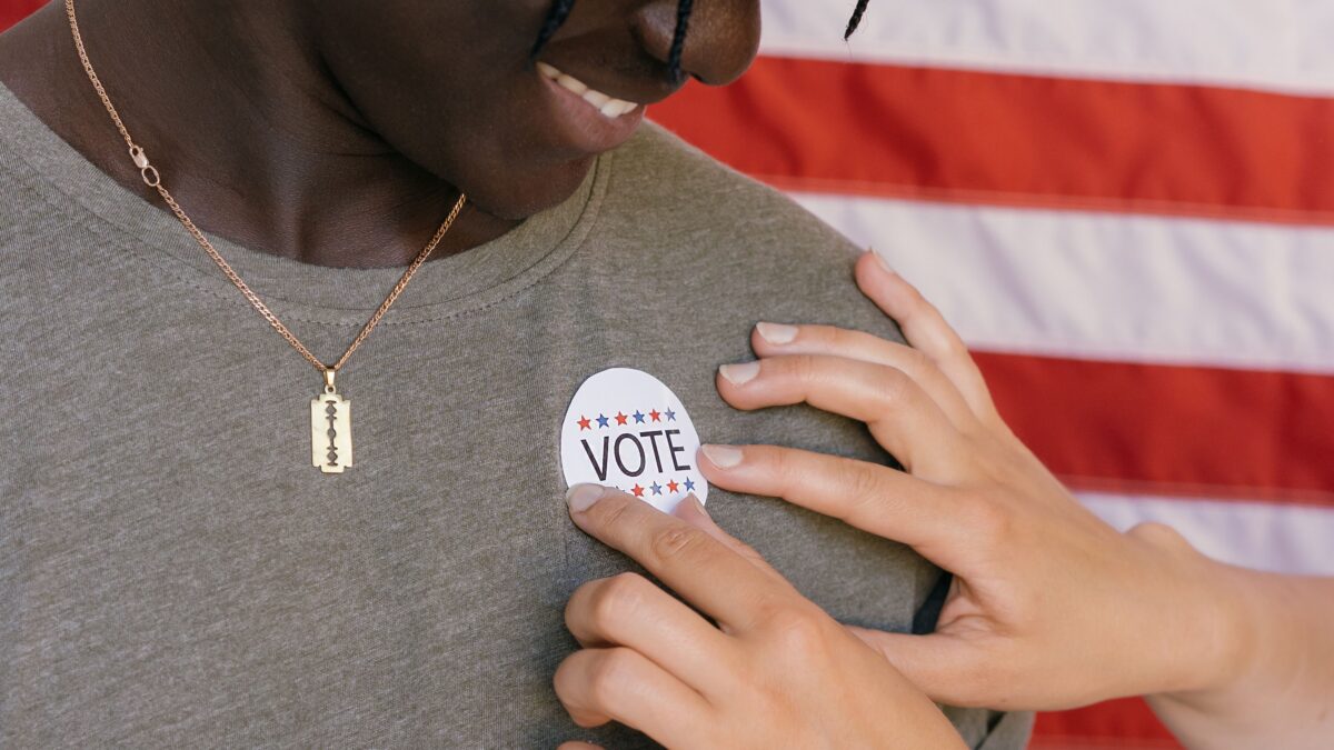 Votante con pegatina de 'I Voted' tras votar anticipadamente