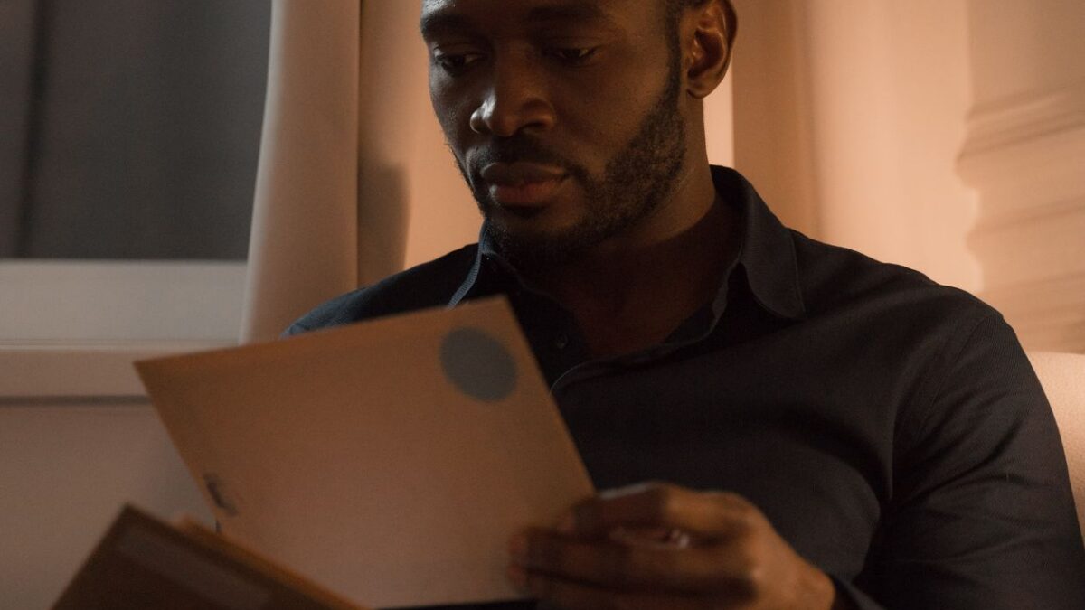 Joven revisando su correo sentado en su habitación