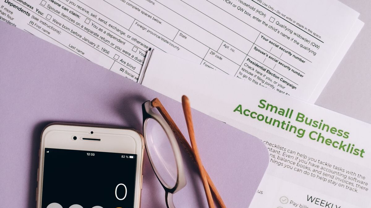 Calculadora, documentos de presupuesto y análisis de impuestos sobre un escritorio