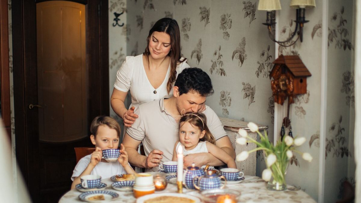 Familia revisando papeles y cuentas en la mesa de su casa