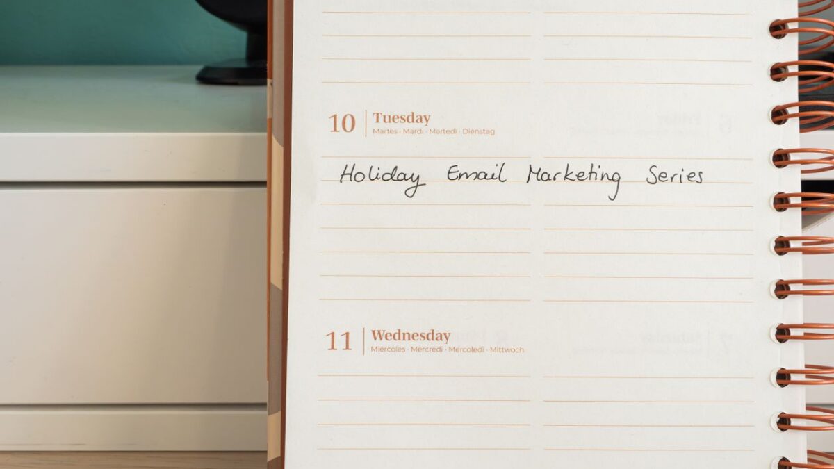 Página de un calendario planificador sobre una mesa