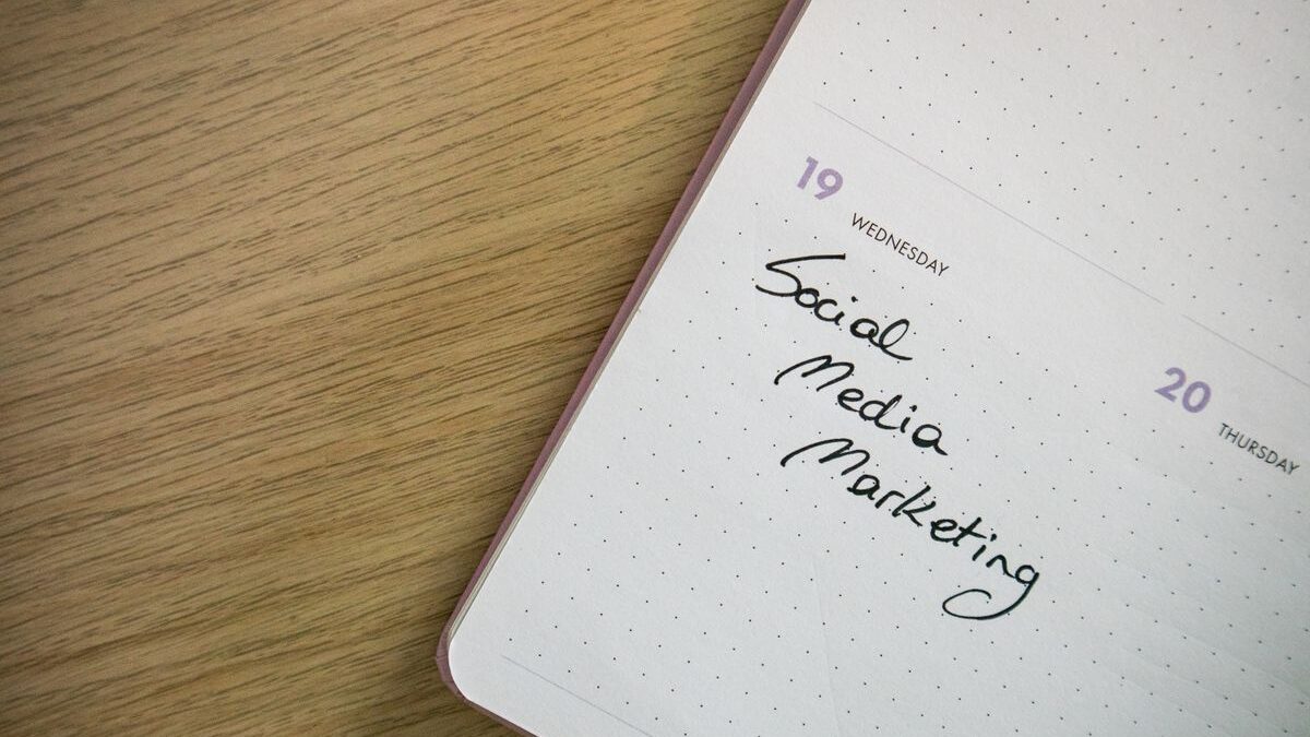 Nota escrita a mano sobre un calendario, marcando una fecha