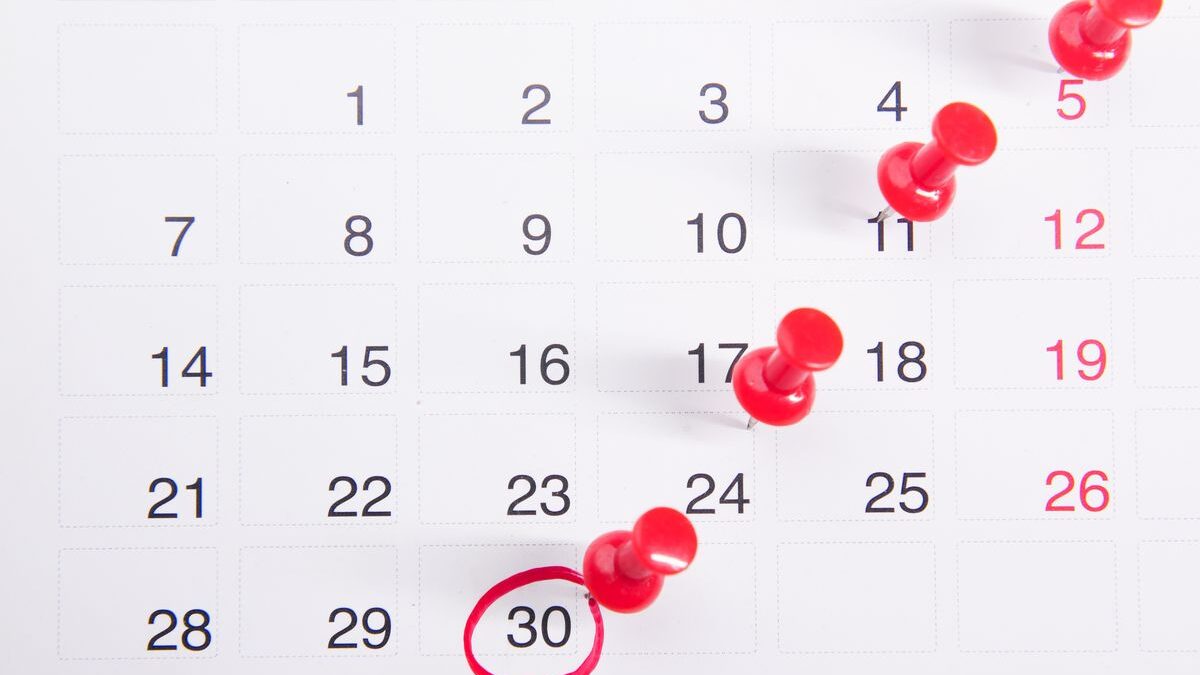 Calendario con pines rojos marcando fechas importantes