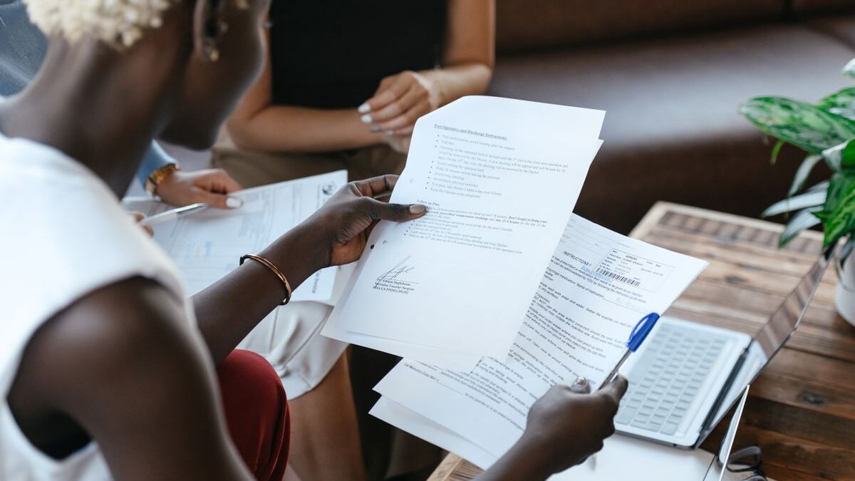 Mujer leyendo un documento importante en su casa