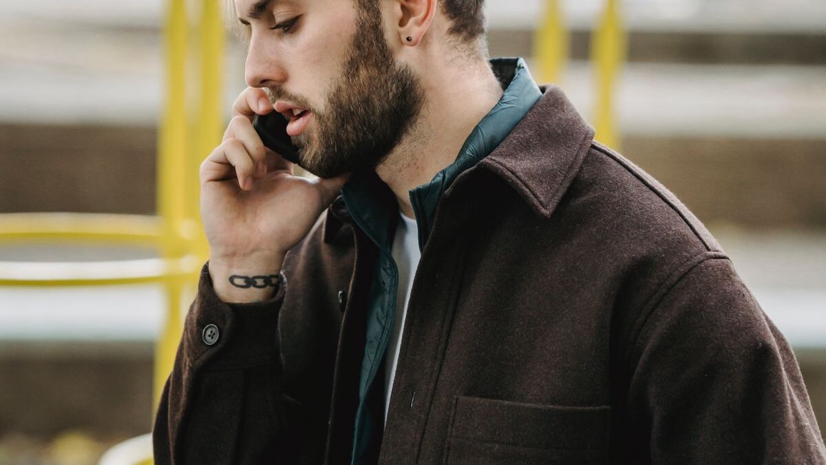 Hombre pensativo hablando por su teléfono celular