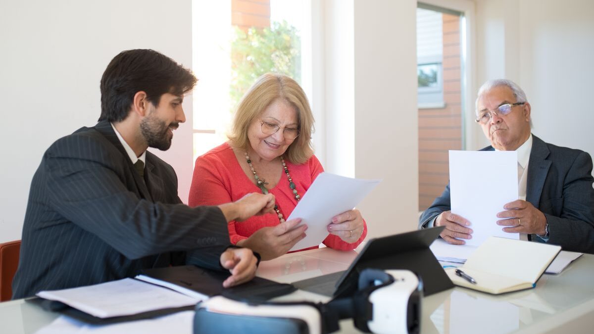 Dos personas revisando documentos en una oficina