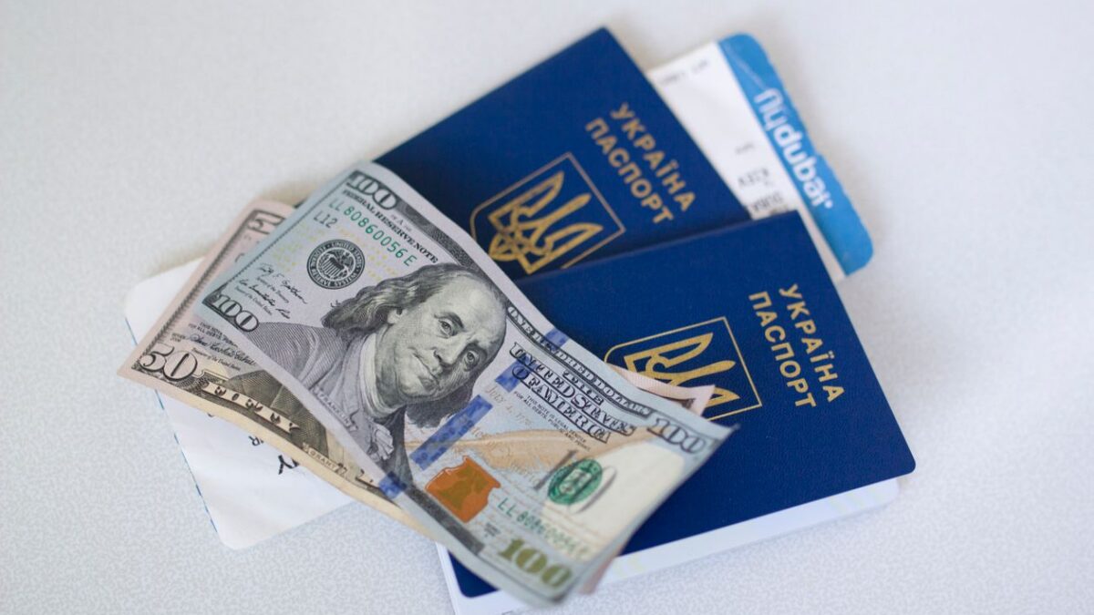 Pasaportes y billetes en primer plano sobre una mesa