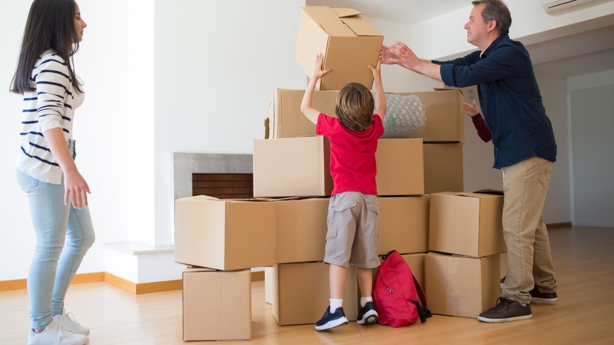 Familia cargando cajas al mudarse a su casa nueva