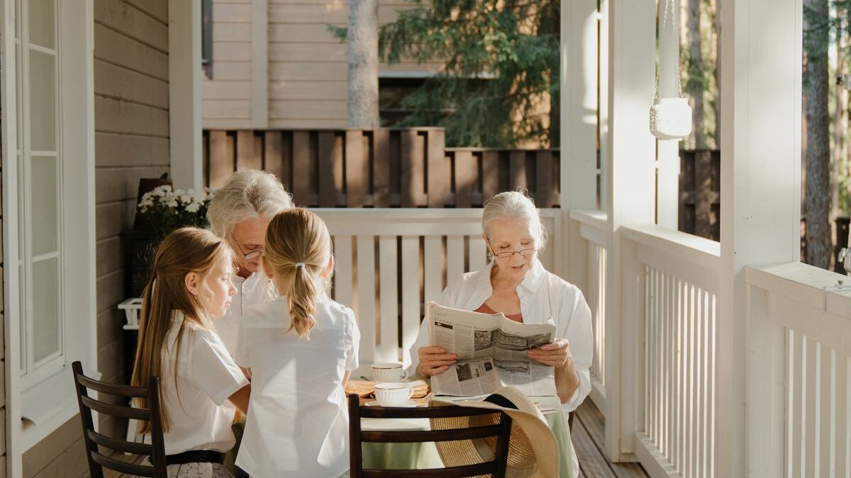 Familia de varias generaciones compartiendo en la terraza de su casa