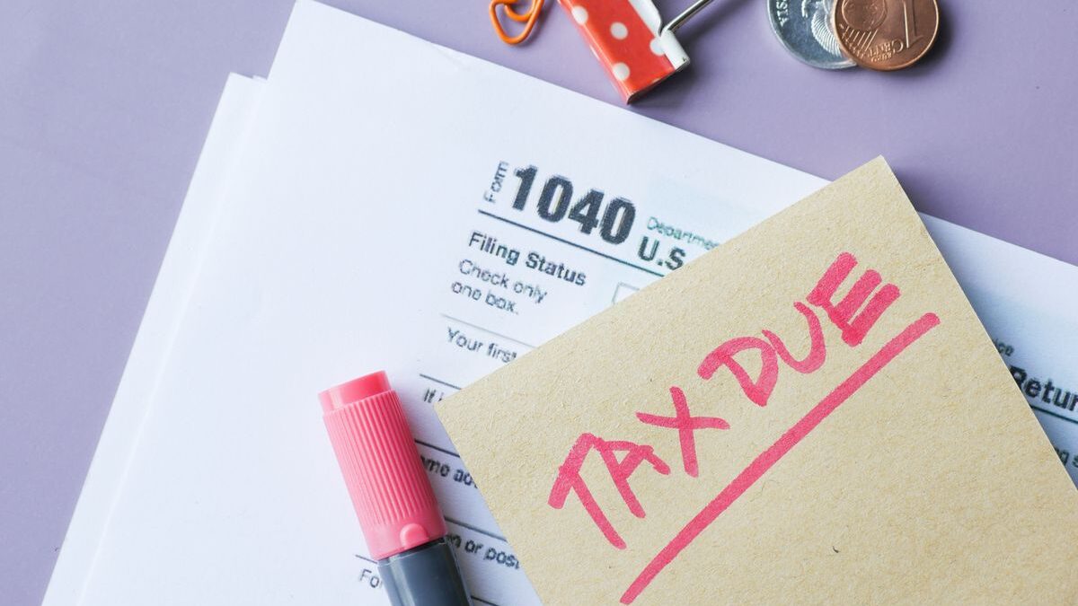 Primer plano de un formulario de impuestos 1040 con útiles de escritorio