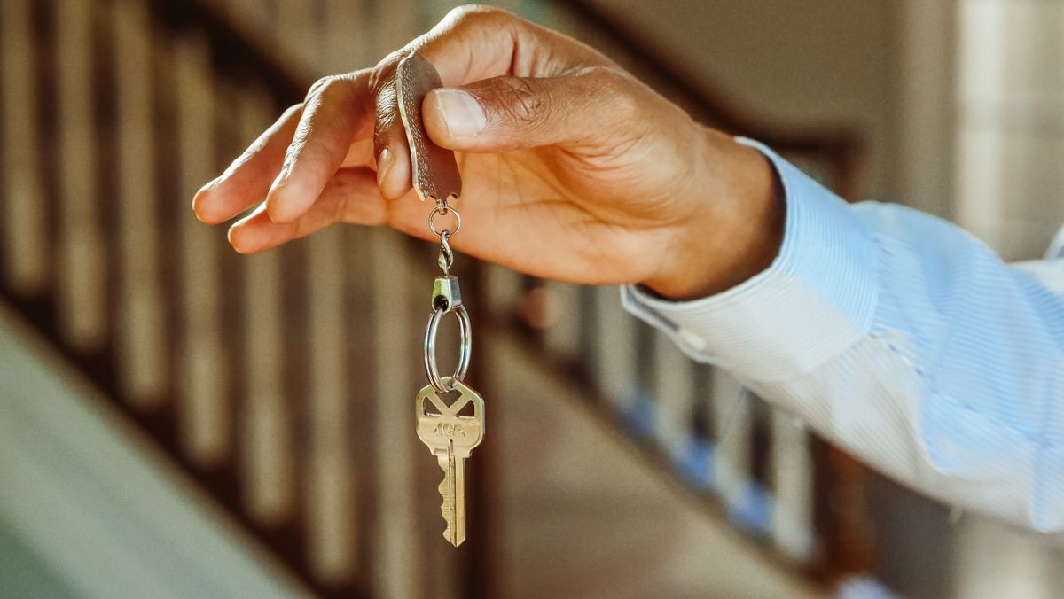 Persona sosteniendo las llaves de su casa nueva