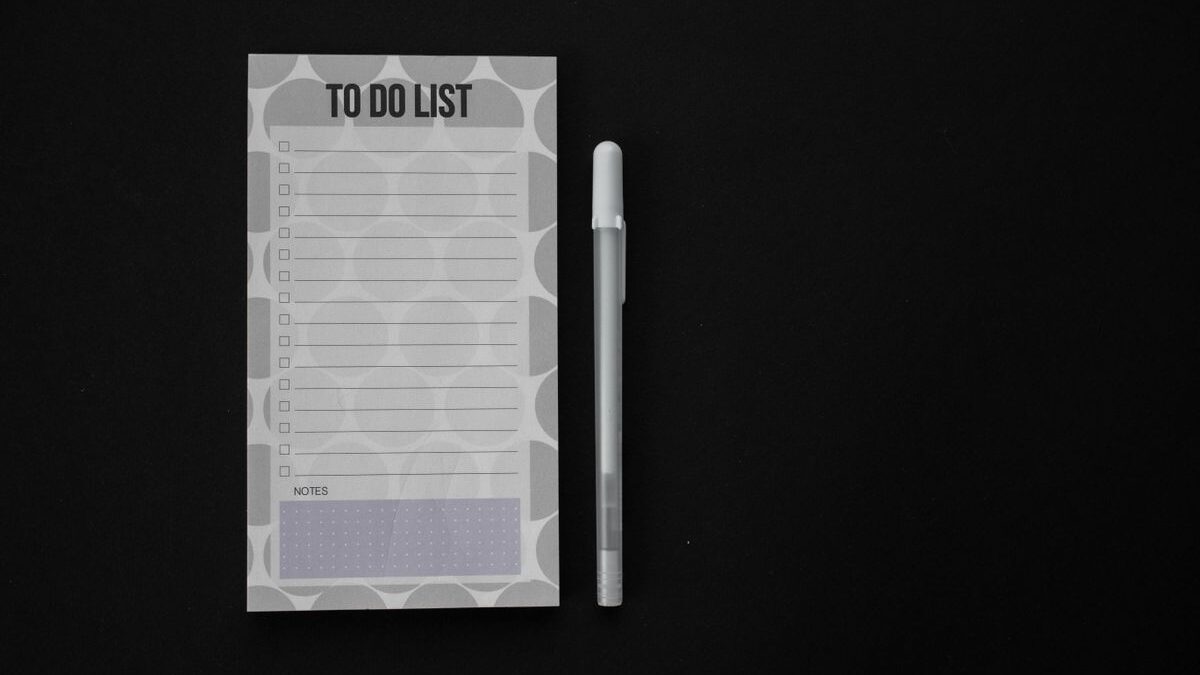 Lista de tareas con bolígrafo lista para marcar